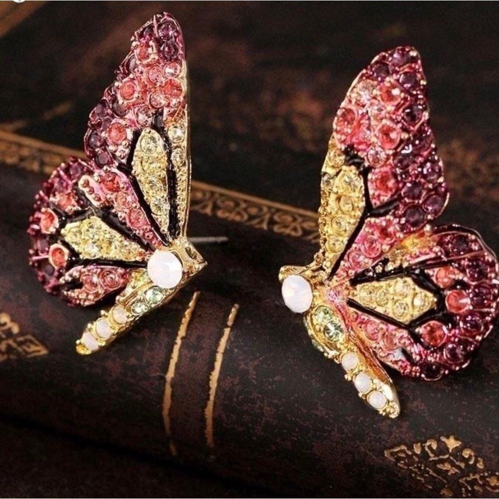 🩷 Betsey Johnson stunning crystal butterfly earrings 🩷